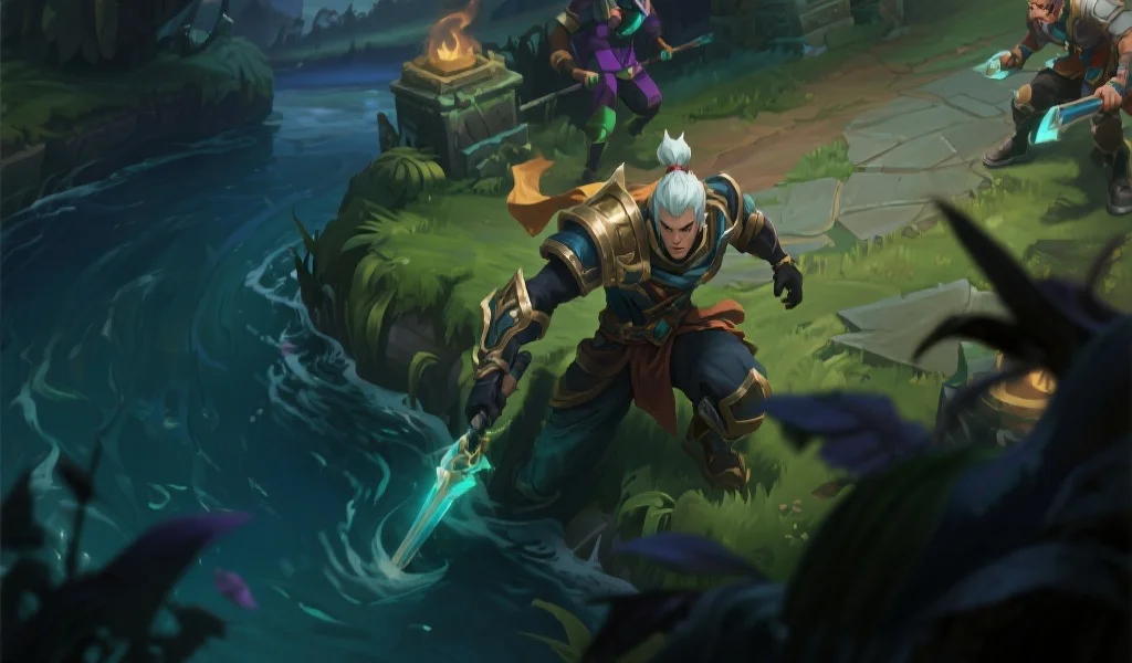 一名中路英雄正在河道附近埋伏，准备配合队友对边路发起Gank，画面紧张且充满策略感